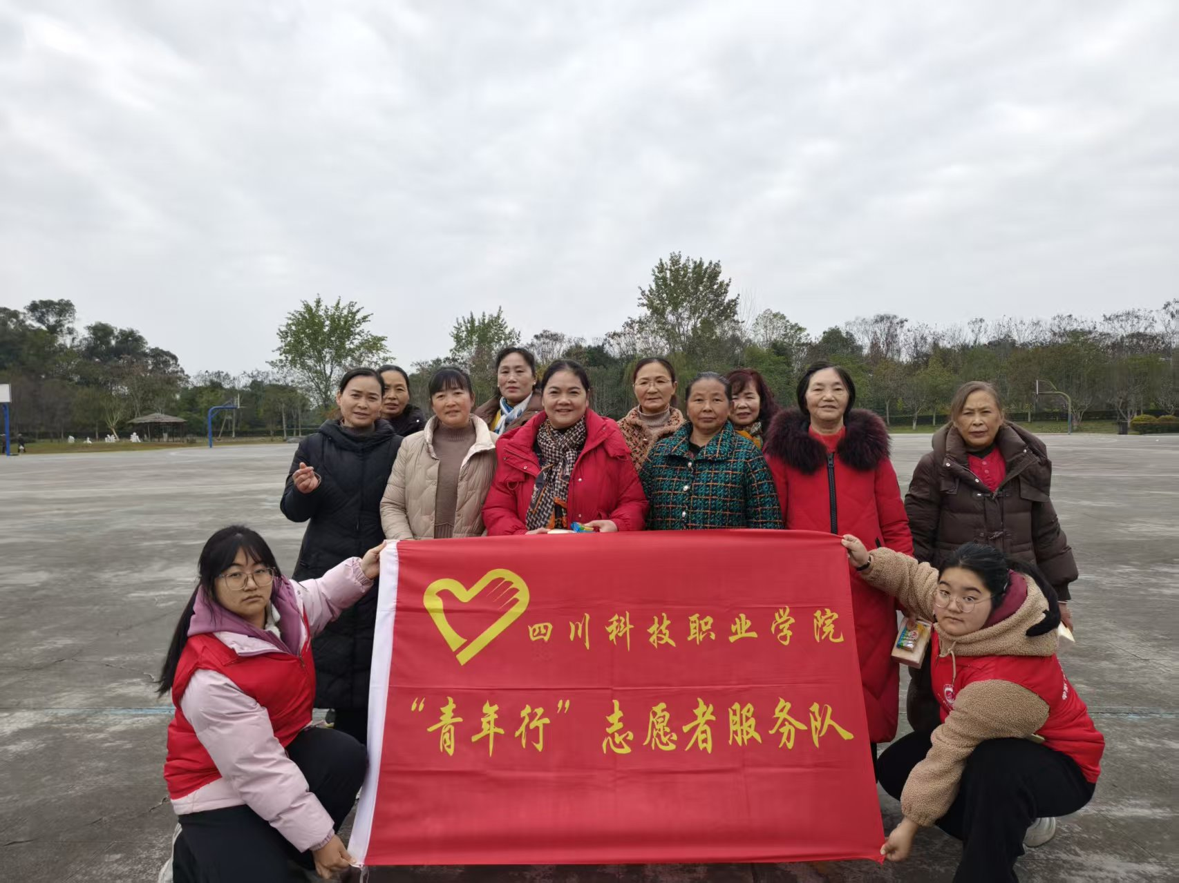 我校“青年行”志愿服务队在石庙村开展“花样生活·趣味相投”技能培育主题志愿活动