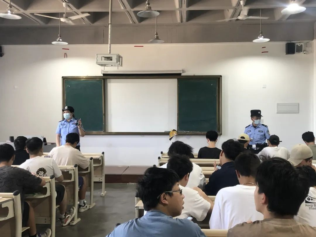 我校谷雨时代智慧建造学院进行反诈宣传“进校园·筑牢学生安全线”知识讲解(图1)