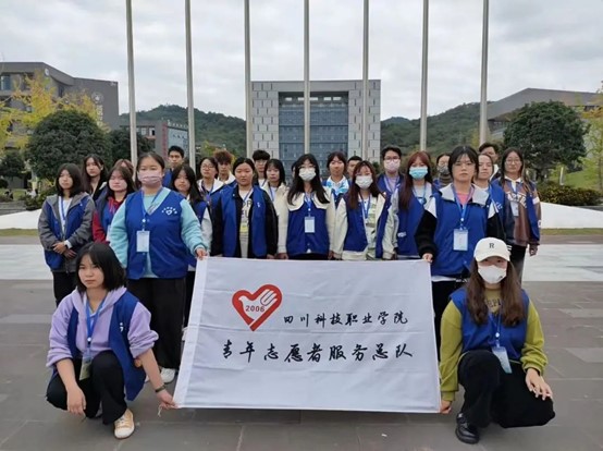 我校青年志愿者服务总队开展“共建文明校园，共享绿色未来”校园清洁活动(图1)