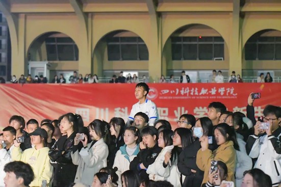 乐动青春，红心向党|我校学生社团服务管理中心举办冬季草坪音乐节(图8)