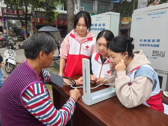 我校红十字会组织开展“红十字‘救’在身边 ，健康相伴”爱心义诊志愿服务活动(图2)