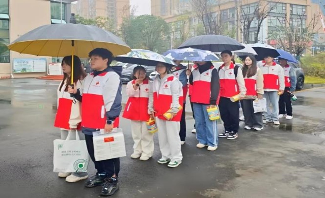 我校红十字会联合奋勇社区组织开展“关爱进万家，服务暖人心”博爱进万家志愿服务活动(图1)