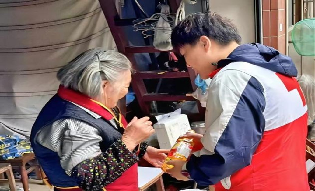 我校红十字会联合奋勇社区组织开展“关爱进万家，服务暖人心”博爱进万家志愿服务活动(图2)