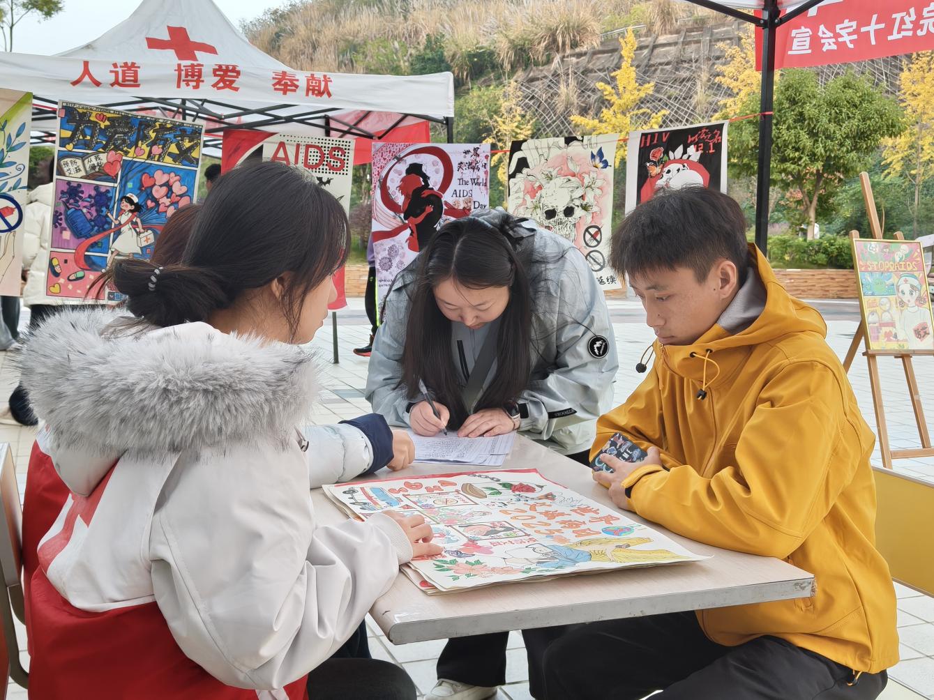 我校顺利开展“青春防艾,健康同行”防艾手绘海报比赛(图1)